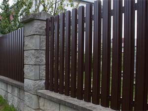 Забор из штакетника